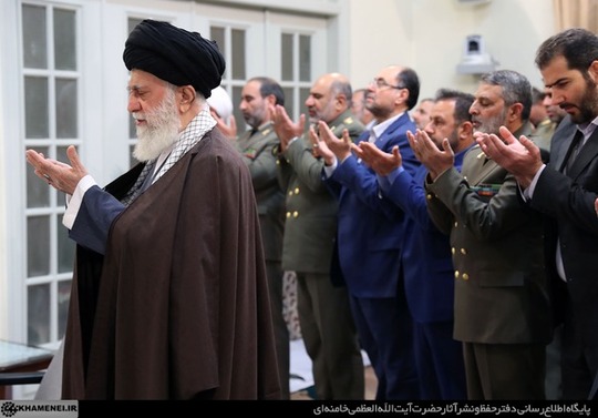حضرت آیت الله خامنه‌ای فرمانده معظم کل قوا در دیدار فرمانده کل ارتش و جمعی از فرماندهان نیروی زمینی، با تجلیل از مواضع انقلابی و وحدت‌آفرین امیر سرلشکر موسوی فرمانده کل ارتش، افزودند: آقای سرلشکر موسوی در عین دلبستگی سازمانی و پایبندی عاطفی به ارتش که حفظ و تأکید بر آن لازم است، سخنان بسیار خوبی در خصوص اتحاد نیروهای مسلح بیان کردند که این سخنان نشان‌دهنده عقل مدیریتی و صفای باطنی است و ارتش را در چشم مردم بیش از پیش ارزشمند می‌کند.