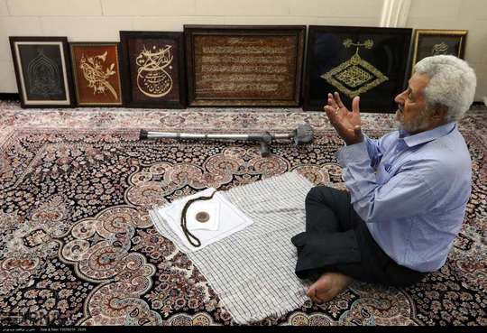 «قاسمعلی هداوند احمدی» جانباز ۷۰ درصدی که در ۳۰ سالگی بر اثر اصابت ترکش در جنگ تحمیلی پای چپ خود را از دست داده است ، پس از طی مراحل درمانی خود به تلاش ادامه داد و بدون هیچ آموزشی توانست در رشته معرق کاری آثار فاخری خلق کند. او در حال حاضر در منزل شخصی خود هنر معرق کاری را به نوجوانان آموزش می دهد.

