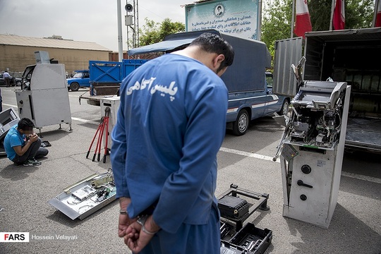 مأموران پلیس آگاهی تهران بزرگ با اشراف اطلاعاتی خود توانستند سارقان خودپردازهای بانک‌های سطح شهر تهران را دستگیر کنند. این سارقان در روزهای گذشته اقدام به سرقت چندین دستگاه خودپرداز کرده بودند.
