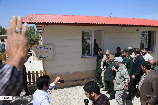 مراسم تحویل‌دهی 27 واحد مسکونی به زلزله‌زدگان کرمانشاه با حضور سردار سرلشکر محمدعلی جعفری فرمانده کل سپاه، در سرپل ذهاب برگزار شد. در این مراسم 27 واحد مسکونی که توسط جهادگران بسیجی ساخته شده است، توسط 27 خانواده شهید مدافع حرم به 27 خانواده زلزله‌زده منطقه سرپل ذهاب و روستاهای اطراف آن تحویل می‌شود.
