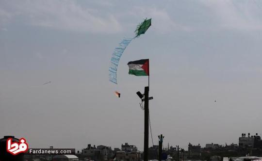 مردم فلسطین در حالی که در برابر ارتش مسلح اسرائیل فاقد کمترین امکانات هستند از روش‌های خلاقانه ای برای مبارزه بهره می‌گیرند. یکی از این روش‌ها آتش زدن مزارع اسرائیلی ها با بادبادک های شعله ور است. اسرائیلی ها نیز با استفاده از پهباد تلاش می کنند این بادبادک ها را سرنگون سازند.