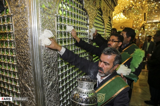همزمان با فرارسیدن ماه مبارک رمضان آئین گلاب‌شویی، گنبدشویی و غبارروبی حرم مطهر احمد ابن موسى الکاظم شاهچراغ(ع) با حضور خادمان این بارگاه برگزار شد.
