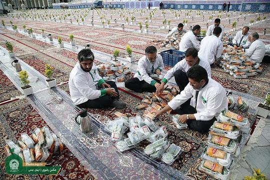 آماده سازی سفره ضیافت و اکرام رضوی