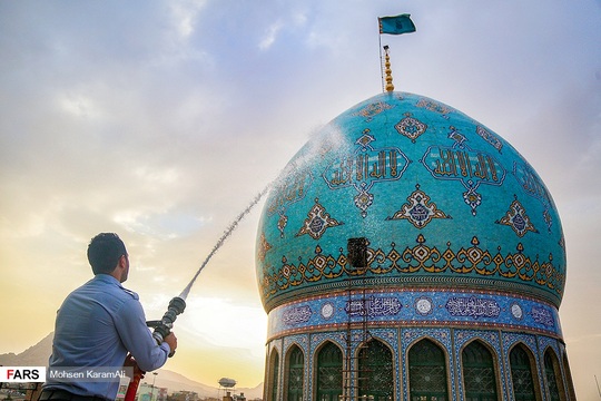 به مناسبت ۱۷ رمضان سالروز تاسیس مسجد مقدس جمکران ، مراسم شست و شوی گنبد و تعویض پرچم این مسجد برگزار شد.
