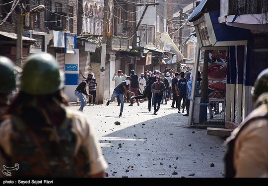 پس از کشتار غیر نظامیان توسط پلیس هند، درگیری بین نیروهای امنیتی و مردم کشمیر در روز جمعه ادامه یافت که در این درگیریها یک غیرنظامی کشته و ده ها نفر زخمی شدند.شهر سرینگر توسط نیروهای امنیتی هند شامل مقررات منع رفت و آمد شد.
