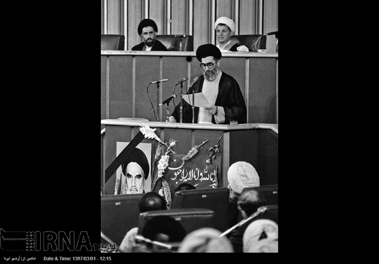 14 خرداد 1368- وصیت نامه حضرت امام خمینی (ره) توسط حضرت آیت الله خامنه ای در مجلس شورای اسلامی با حضور جمعی از نمایندگان مجلس خبرگان ، مجلس شورای اسلامی ، وزرا و دیگر شخصیت های سیاسی ، نظامی کشور ، قرائت شد.
