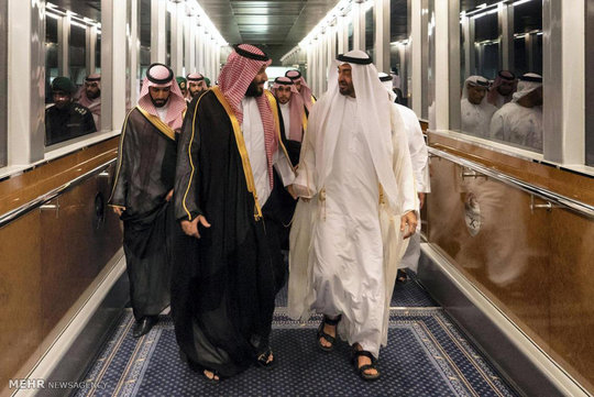 با انتشار این عکس گفته می شود محمد بن سلمان، ولیعهد عربستان در پیس پالاس جده با شیخ محمد بن زاید، ولیعهد ابوظبی دیدار کرد.
