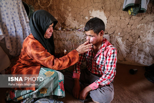  روستاهای «جلاران»، «ذکری» و «گل‌نی» روستاهایی در دهستان طبس مسینا، بخش گزیک، شهرستان «درمیان» استان خراسان جنوبی هستند. خانه‌های این روستاها از سنگ ساخته شده‌ است؛ خانه‌هایی با کمترین امکانات. خشکسالی و نداشتن آب آشامیدنی سالم نیز زندگی را برای مردم این منطقه سخت کرده است.