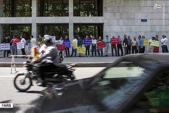 شماری ازافرادی که خود را پیمانکار شهرداری تهران می خواندند و می گفتند مطالباتشان از این نهاد تسویه نشده است مقابل ساختمان اصلی شورای اسلامی شهر در خیابان بهشت پایتخت تجمع کردند.