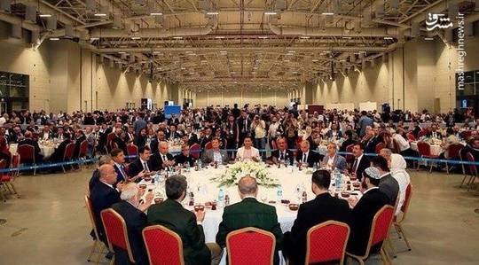 مراسم افطاری اخیر رجب طیب اردوغان، رئیس‌جمهور ترکیه در استانبول جنجال آفرید.
بسیاری از کاربران شبکه‌های اجتماعی و رسانه‌های اپوزیسیون ترکیه با انتشار تصویری از این مراسم افطاری از اردوغان به شدت انتقاد کرده و اعلام کردند، اردوغان برخلاف اظهاراتش خود را از مردم جدا کرده است.