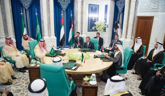 در این نشست که بنا به درخواست سلمان بن عبدالعزیز پادشاه عربستان برگزار شد «صباح الجابر الاحد الصباح» امیر کویت، «محمد بن راشد آل مکتوم» رئیس امارات و عبدالله دوم پادشاه اردن شرکت کردند.