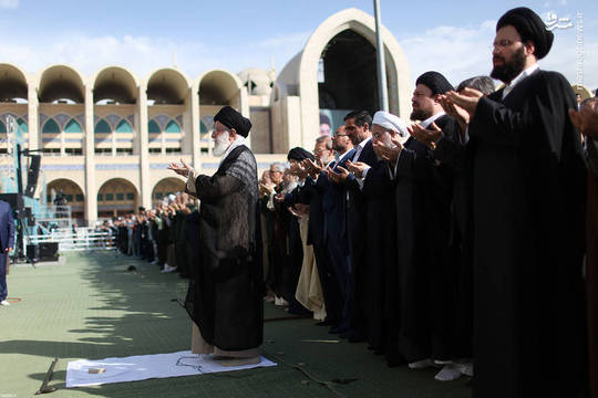هم‌زمان با اقامه‌ی نماز باشکوه عید سعید فطر در سراسر کشور، هزاران نفر از مردم مؤمن تهران، صبح امروز نماز عید فطر را به امامت رهبر انقلاب اسلامی در مصلای امام خمینی (رحمه‌الله) اقامه کردند.

