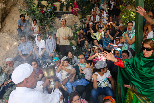  گردهمایی بزرگ زرتشتیان آزادانه و بدون هیچ گونه اخلالی در زیارتگاه پیرسبز (چک چک) برگزار شد. زرتشتیان همه ساله در روزهای 24 تا ٢٦ خرداد از شهرهای مختلف کشور و بعضا کشورهای دیگر در محل این زیارتگاه که در 43 کیلومتری شرق اردکان در استان یزد واقع شده، گرد هم می آیند.