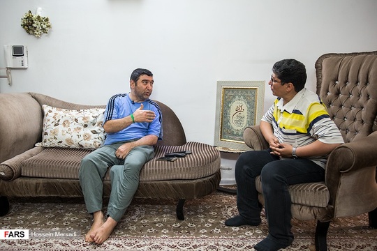 خبرنگار خبرگزاری فارس با حضور در منزل حاج «یونس حبیبی» مداح سرشناس و جانباز شیمیایی دفاع مقدس که پس از سه بار سکته مغزی، نیمی از بدنش ناتوان شده و این روزها شرایط جسمی مناسبی ندارد به عیادت از وی پرداخته و با او به گفت‎وگو نشست. 