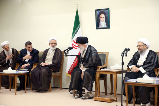 همزمان با ایام سالگرد شهادت آیت‌الله دکتر بهشتی و فرارسیدن هفته‌ی قوه‌ی قضائیه، رئیس و مسئولان دستگاه قضائی و رؤسای کل دادگستری‌های سراسر کشور، با حضرت آیت‌الله خامنه‌ای رهبر معظم انقلاب اسلامی دیدار کردند.
