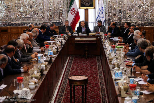 جلسه نمایندگان اتحادیه های اصناف کشور با رییس مجلس شورای اسلامی و وزیر صنعت، معدن و تجارت عصر شنبه در تالار آیینه مجلس برگزار شد.

