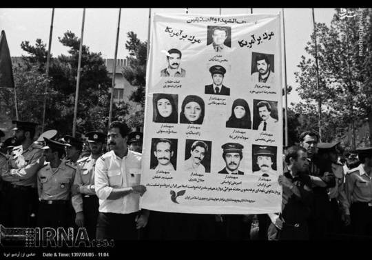 یک فروند هواپیمای مسافربری ایران بر فراز خلیج فارس هدف حمله ناو جنگی آمریکا ( وینسنس) قرار گرفت و 290 مسافر و خدمه آن به شهادت رسیدند .