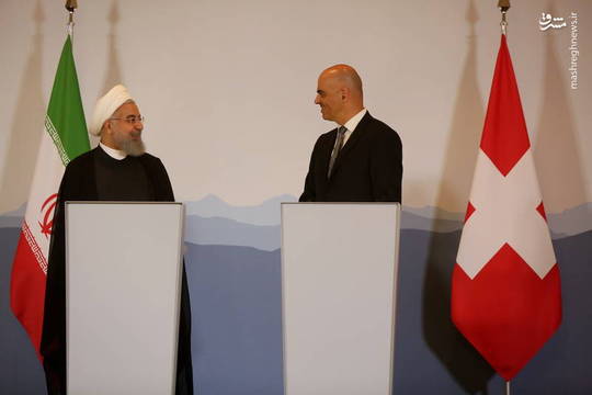 نشست خبری حسن روحانی و الن برسه روسای جمهوری ایران و سوئیس در بلوو پالاس، هتل محل اقامت رئیس جمهوری کشورمان برگزار شد. پیش از نشست خبری، سه سند همکاری بین ایران و سوئیس به امضا رسید.