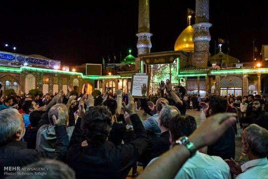 عاشقان و عزاداران امام جعفر صادق (ع) در شب شهادت آن حضرت در حرم عبدالعظیم حسنی به عزاداری پرداختند.