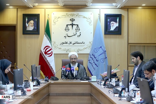 نشست خبری حجت الاسلام محمد مصدق، معاون اول دادستان کل کشوربرگزار شد.معاون اول دادستان کل کشور گفت: دشمنان عوامل متعددی در داخل کشور دارند، گاهی از احساسات پاک و نارضایتی به حق مردم سوءاستفاده می‌کنند و این در حالی است که قطعا آشوب بازار تهران و آتش زدن مغاره ها از سوی بازاری ها رخ نداده است.