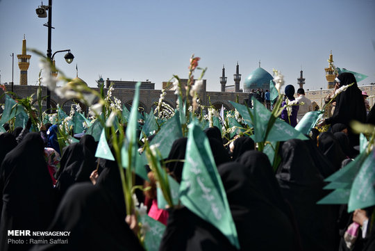 همزمان با سالروز میلاد خجسته کریمه اهل بیت حضرت فاطمه معصومه (س) و روز دختر و همچنین آغاز دهه کرامت، جمعی از بانوان مشهدی حرم مطهر رضوی را گلباران کردند.
