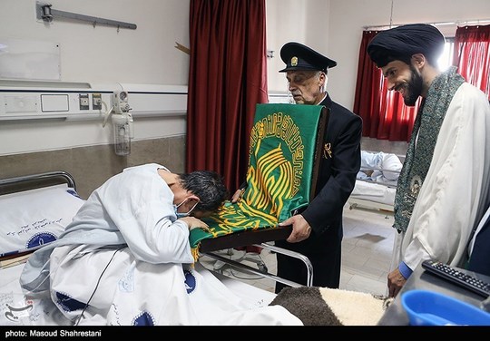 مراسم استقبال از پرچم متبرک و خادمان حرم مطهر رضوی در قالب کاروان زیر سایه خورشید در بیمارستان شریعتی برگزار شد.