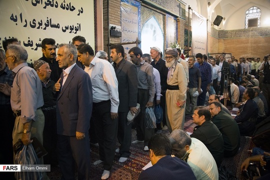 مجلس ترحیم و یادبود ۱۱ تن جانباخته حادثه تصادف تانکر حمل سوخت با اتوبوس مسافربری سنندج-تهران با حضور خانواده های داغدیده و جمعی از مردم کردستان در مسجد جامع سنندج برگزار شد.