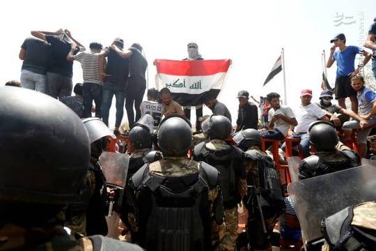 در پی تجمع صدها نفر از معترضان در اطراف ساختمان اصلی استانداری بصره و تلاش آنها برای ورود به این ساختمان، نیروهای امنیتی اقدام به تیراندازی هوایی، استفاده از ماشین آب باش و گاز اشک‌آور کردند.
