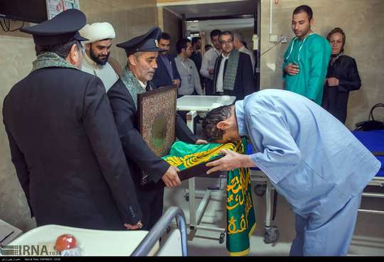 کاروان زیرسایه خورشید که حامل پرچم متبرک بارگاه امام رضا (ع) است صبح امروز چهارشنبه در بیمارستان امام حسین (ع) حضور پیدا کرد. این کاروان به منظور سرکشی به 60 نقطه شهر کرمانشاه وارد این شهر شد. قرار است این کاروان تا چهارم مرداد در مناطق مختلف حضور داشته باشند.