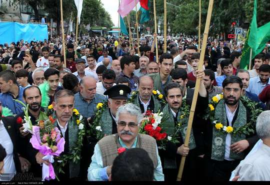 مراسم استقبال از خادمین حرم مطهر رضوی با استقبال باشکوه مردم رشت برگزار شد.