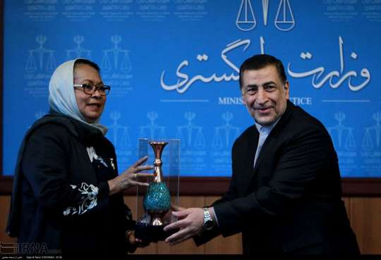 «یوحنا سوزانا یم بیسه» وزیر توانمندسازی زنان و حمایت از کودکان جمهوری اندونزی با سیدعلیرضا آوایی وزیر دادگستری دیدار و گفت و گو کرد.