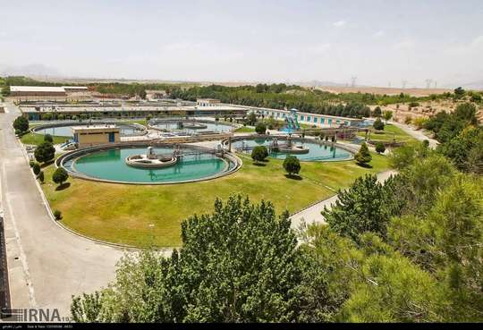 تصفیه خانه بابا شیخعلی یکی از بزرگ ترین تصفیه خانه های آب ایران به شمار می رود که در کیلومتر 45 جاده اصفهان- شهرکرد و در جوار شهر زاینده رود واقع شده است. آب این تصفیه خانه در ابتدایی ترین نقطه، از سد زاینده رود و پس از آن از سد چم آسمان بوسیله کانال سرپوشیده تامین می شود. پس از مراحل تصفیه و فیلتراسیون، آب بوسیله تونل به 17 کیلومتر انتقال داده می شود و در مرحله نهایی در شبکه توزیع به غیر از صنایع در اختیار مردم 56 شهر و 300 روستای استان اصفهان با جمعیتی بالغ بر 4 میلیون و یکصد هزار نفر قرار می گیرد.