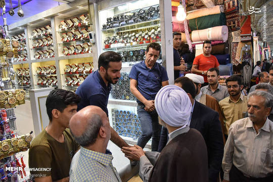 آیت الله دژکام نماینده ولی فقیه در فارس و امام جمعه شیراز ضمن حضور در جمع کسبه و بازاریان بازار وکیل و بازار روح الله شیراز از نزدیک با کسبه به ملاقات پرداخت.