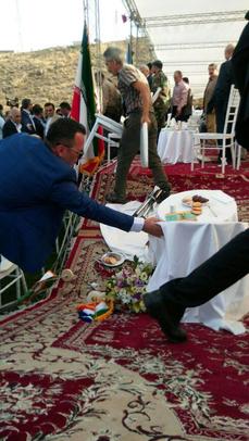 درحاشیه مراسم ثبت چوگان در یونسکو هنگامیکه وزیر ورزش روی جایگاه تعبیه شده برای میهمانان ویژه حاضر شد، جایگاه بدلیل عدم تحمل فشار افراد حاضر روی آن فرو ریخت.