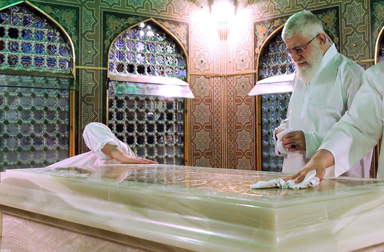 همزمان با ماه ذی‌القعده و ایام زیارت مخصوص رضوی، مراسم غبارروبی مضجع شریف ثامن الحجج حضرت علی بن موسی الرضا (علیهماالسلام)، با حضور رهبر معظم انقلاب اسلامی برگزار شد.