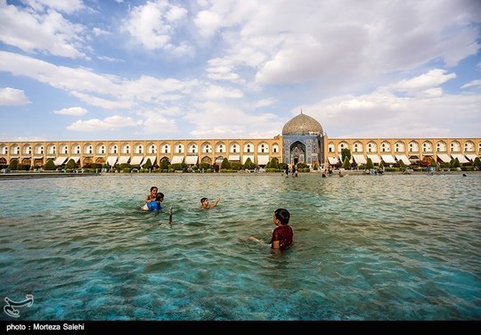 همه ساله با گرم شدن هوا ،حوض میدان امام اصفهان محلی برای بازی کودکان و خردسالان میشود .روزهای گذشته خبری مبنی بر حذف حوض مرکزی این میدان در رسانه ها به نقل از مدیرکل میراث فرهنگی، صنایع دستی و گردشگری استان اصفهان به سرعت در فضای مجازی دست به شد ، اما پس از انتشار، این خبر از سوی مدیر کل میراث فرهنگی اصفهان تکذیب شد.