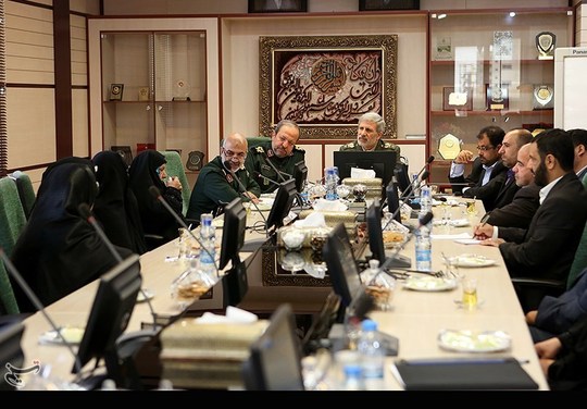 جمعی از خانواده های معظم شهدای دفاع مقدس و مدافعان حرم با حضور در ستاد وزارت دفاع با امیر سرتیپ امیر حاتمی وزیر دفاع و پشتیبانی نیروهای مسلح دیدار و گفت‌وگو کردند.