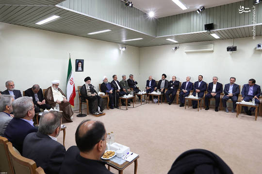 همزمان با هفته دولت و در آستانه سالروز شهادت شهیدان رجایی و باهنر، رئیس‌جمهور و اعضای هیأت دولت  با حضرت آیت‌الله خامنه‌ای رهبر معظم انقلاب اسلامی دیدار کردند.