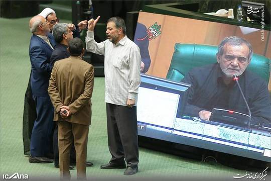 فردین فرمندی نماینده مردم میانه در مجلس شورای اسلامی برای رسیدگی به اوضاع اقتصادی و حوادث اهواز مقابل هیأت رئیسه تحصن کرده است.