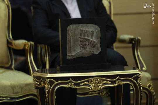 هم‌زمان با بازگشت رئیس‌جمهوری از مقر سازمان ملل متحد در نیویورک، سردیس سرباز هخامنشی که به‌صورت غیرقانونی از ایران خارج شده بود، به ایران بازگشت.
