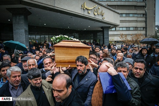 پیکرهای مدیر عامل و معاون پارلمانی سازمان تامین اجتماعی که بر اثر سانحه تصادف به ملکوت اعلی پیوستند با حضور معاون اول رئیس جمهور، برخی مسؤلان و کارکنان این سازمان از بیمارستان میلاد تهران تشییع شد.