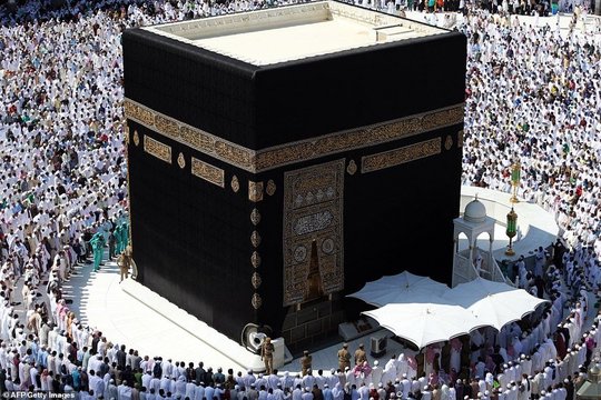  نماز میت برای جمال خاشقچی نویسنده منتقد سعودی با حضور هزاران نفر از مسلمانان در مکه مکرمه اقامه شد.