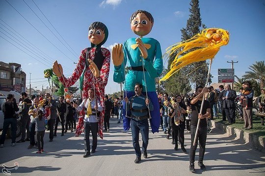 شادپیمایی عروسک‌های غول پیکر در سرپل ذهاب با حضور ۱۲۰ عروسک در قالب ۱۳ گروه از سراسر کشور برگزار شد. این گروه ها سعی کردند با اجرای برنامه زنده خنده را به لب های کودکانی بیاورند که زندگی شان از یک سال قبل با زلزله ۷.۳ ریشتری زیر و رو شده است.