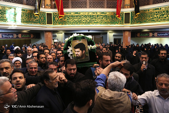 مراسم تشییع پیکر جهادگر دانشجو امیرمحمد اژدری با قرائت زیارت عاشورا و نماز بر پیکر این جهادگر دانشجو در حسینیه شماره دو جماران با حضور محمدباقر قالیباف، حجت الاسلام قاسمیان، عبدالرضا هلالی و اقشار مختلف مردم در این محله برگزار شد.
