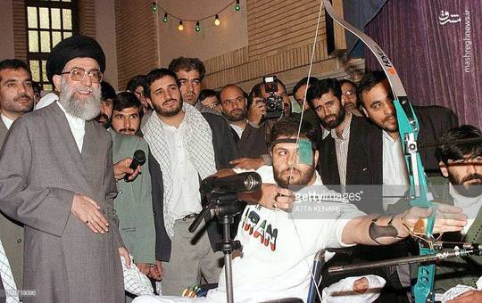 تصویر زیر مربوط به دیدار ورزشکاران جانباز و معلول ایران با رهبر انقلاب در 4 آذر 1377 است. مقام معظم رهبری عبای خود را دقایقی قبل از ثبت این عکس به یکی از قهرمانان جانباز هدیه دادند.