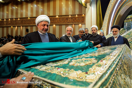 آئین رونمایی از روپوش قبورمطهر امامین عسکریین و فرش ایوان طلای آن حرم مطهر و فرش دستباف صحن مطهر حضرت زهرا (س) در اصفهان برگزار شد.