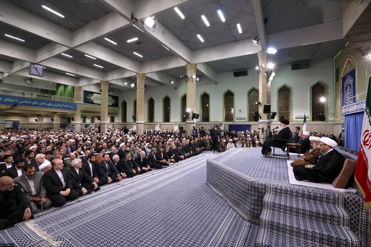 در عید بزرگ میلاد باسعادت پیامبر اعظم(ص) و امام صادق(ع)، سران قوا، جمعی از مسئولان نظام، سفرای کشورهای اسلامی و میهمانان شرکت‌کننده در سی و دومین اجلاس بین‌المللی وحدت اسلامی، با حضرت آیت‌الله خامنه‌ای رهبر معظم انقلاب اسلامی دیدار کردند.