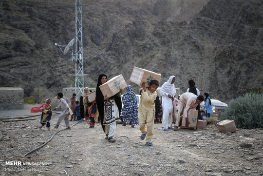 بیش از ۲۰۰۰ سبد کالا، کیف و لوازم‌التحریر توسط ستاد اجرایی فرمان امام (ره) و با مشارکت جمعیت فراگیر زندگی خوب، دانشگاه علوم پزشکی ایرانشهر و شبکه بهداشت نیک‌شهر در روستاهای صعب العبور سیستان و بلوچستان توزیع شد.