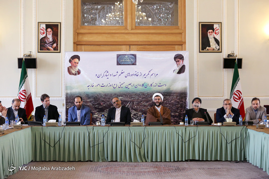 تجلیل از عوامل راهپیمایی اربعین امور خارجه با حضور مسعود حسینیان سرکنسول جمهوری اسلامی ایران در کربلای معلا و محمد تقی صابری معاون اداری و مالی وزارت خارجه و جمعی از مادران شهدا، در تالار کاشانی برگزار شد.
