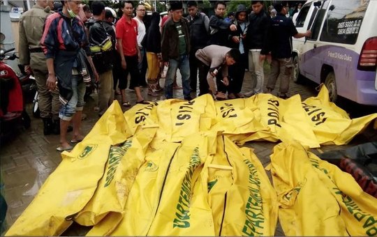 
سونامی اندونزی تاکنون جان دست کم ۱۶۸ تن را گرفته و این در حالی است که ۷۴۵ تن دیگر مجروح شده اند.
این سونامی در سواحل تنگه سوندا روی داد و  ۴۳۰ خانه، ۹ هتل و ۱۰ کشتی به شدت آسیب دیده اند. در این میان، حدود ۳۰ نفر نیز مفقود شده‌اند.
